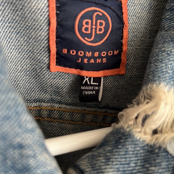 Distressed Jean Jacket ✨ - Picture 3 of 3